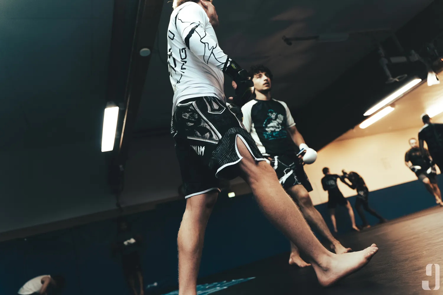 Treenaajat MMA-treenissä TK Sportsin salilla